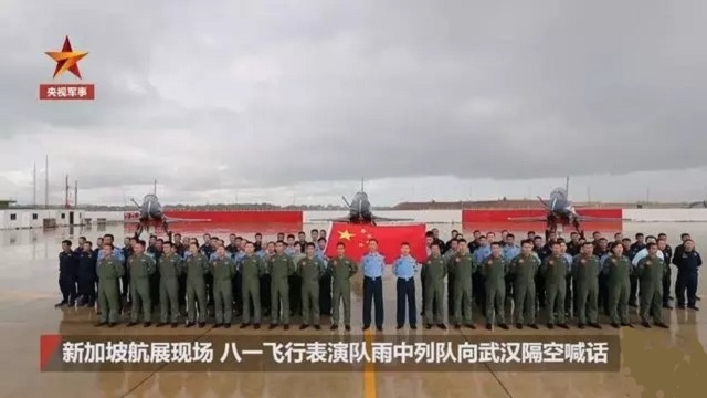 2020新加坡航展上中國八一飛行表演隊喊武漢加油(www.kllife.com.cn)